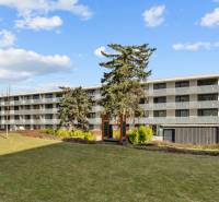 PROJEKT POD VINICOU | 4-IZB. BYT, UZAVRETÝ AREÁL, HOLOBYT, NOVOSTAVBA - Bytový dom so štyrmi poschodiami, obklopený trávnikom, Bratislava - Nové Mesto, Skalická cesta.