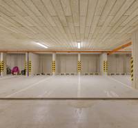 PROJEKT POD VINICOU | 4-IZB. BYT, UZAVRETÝ AREÁL, HOLOBYT, NOVOSTAVBA - Podzemné parkovacie miesta s označenými stĺpmi vo farebnom označení.