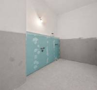 PROJEKT POD VINICOU | 4-IZB. BYT, UZAVRETÝ AREÁL, HOLOBYT, NOVOSTAVBA - Rekonštruovaná miestnosť v 4-izbovom byte s prípravou na inštalácie.