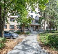 BC TOMÁŠIKOVA 35 - kancelária - 25 m2, 294 € vrátane energií - Budova obklopená zeleňou na Tomášikovej ulici, Košice - mestská časť Sever, kancelárie.