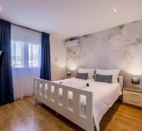 Kaštela(HR)-moderná vila s krásnym výhľadom - Svetlá spálňa s TV, klimatizáciou a podlahou s dreveným dekorom vo Vile.