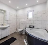 Kaštela(HR)-moderná vila s krásnym výhľadom - Kúpeľňa vo Vile s vaňou, zaveseným WC a modernými obkladmi.