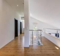 Kaštela(HR)-moderná vila s krásnym výhľadom - Interiér Vily s bielymi stenami, podlahou s dreveným dekorom a zábradlím.