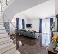 Kaštela(HR)-moderná vila s krásnym výhľadom - Obývacia izba vily s lesklou podlahou a modrými závesmi.