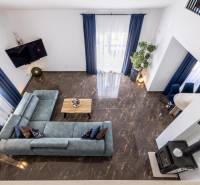 Kaštela(HR)-moderná vila s krásnym výhľadom - Vila s výhľadom na obývačku s modrou sedačkou a mramorovou podlahou.