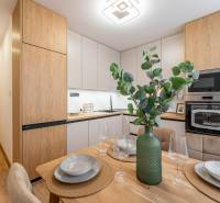 Kpt. Jaroša -  NOVINKA - MODERNÝ 2 IZBOVÝ BYT, 59 m2 + loggia. - Kuchyňa v 2-izbovom byte s jedálenským stolom a podlahou s dreveným dekorom.