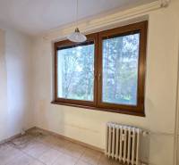 PREDAJ - 2-izbový byt pripravený na rekonštrukciu - Nitra, Chrenová - Izba s radiátorom, veľkým oknom a dlažbou v 2-izbovom byte.