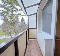 PREDAJ - 2-izbový byt pripravený na rekonštrukciu - Nitra, Chrenová - Balkón v 2-izbovom byte s výhľadom na zeleň, podlaha s dlažbou.