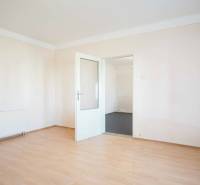 Rodinný dom v centre s garážou, Dvory nad Žitavou, 798m2 - Izba v rodinnom dome s bielymi stenami a podlahou s dreveným dekorom.