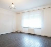 Rodinný dom v centre s garážou, Dvory nad Žitavou, 798m2 - Izba v rodinnom dome s podlahou s dreveným dekorom a veľkým oknom.