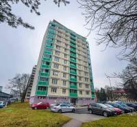 2 IZBOVÝ BYT S LODŽIOU - CENTRUM NA DOSAH - TICHÁ LOKALITA - Výškový bytový dom na Triedy Snp v Banskej Bystrici s parkoviskom v popredí.