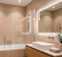 2 IZBOVÝ BYT S LODŽIOU - CENTRUM NA DOSAH - TICHÁ LOKALITA - Kúpeľňa v 2-izbovom byte s vaňou, zrkadlom a svetlými obkladmi.