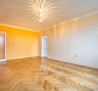 2 IZBOVÝ BYT S LODŽIOU - CENTRUM NA DOSAH - TICHÁ LOKALITA - Svetlá izba s podlahou s dreveným dekorom v 2-izbovom byte s farebnými stenami.