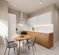 2 IZBOVÝ BYT S LODŽIOU - CENTRUM NA DOSAH - TICHÁ LOKALITA - Kuchyňa v 2-izbovom byte s podlahou s dreveným dekorom a modernými spotrebičmi.