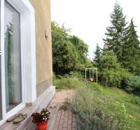 1-izb. kompletne zrekonštr.byt na Hradnom kopci (Lichardova ul.)  - Terasa 1-izbového bytu na Lichardovej ulici, Bratislava - Staré Mesto, s hojdačkou a rastlinami.