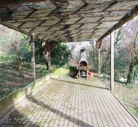 1-izb. kompletne zrekonštr.byt na Hradnom kopci (Lichardova ul.)  - Krytá terasa s grilom v záhrade na Lichardovej ulici, Bratislava - Staré Mesto.