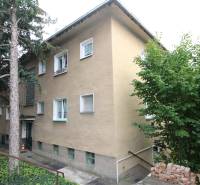 1-izb. kompletne zrekonštr.byt na Hradnom kopci (Lichardova ul.)  - Bytový dom na Lichardovej ulici v Bratislave – Staré Mesto, obklopený zeleňou a stromami.