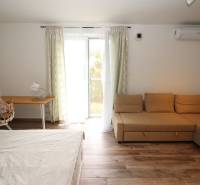 1-izb. kompletne zrekonštr.byt na Hradnom kopci (Lichardova ul.)  - 1-izbový byt s gaučom, posteľou, písacím stolom a podlahou s dreveným dekorom.