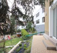 1-izb. kompletne zrekonštr.byt na Hradnom kopci (Lichardova ul.)  - Záhrada 1-izbového bytu na Lichardovej ulici v Starom Meste, Bratislava.