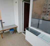 PREDAJ: 1 izbový byt - 37m2, s loggiou, Ružomberok - Za dráhou - Balkón 1-izbového bytu v Ružomberku na ulici Za dráhou s výhľadom na paneláky.