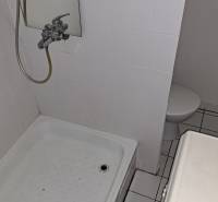 PREDAJ: 1 izbový byt - 37m2, s loggiou, Ružomberok - Za dráhou - Kúpeľňa v 1-izbovom byte s bielym obkladom a sprchovacím kútom.