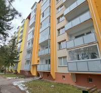 PREDAJ: 1 izbový byt - 37m2, s loggiou, Ružomberok - Za dráhou - Viacposchodový panelák na ulici Za dráhou v Ružomberku so zasklenými balkónmi.