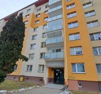 PREDAJ: 1 izbový byt - 37m2, s loggiou, Ružomberok - Za dráhou - Sedemposchodový bytový dom na ulici Za dráhou v Ružomberku obklopený stromami.