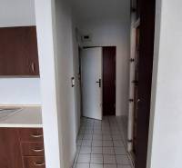 PREDAJ: 1 izbový byt - 37m2, s loggiou, Ružomberok - Za dráhou - Kuchyňa s tmavými skrinkami a bielymi obkladačkami v 1-izbovom byte.