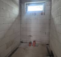 Novostavba 4i RD - Bungalov v obci Bidovce, KE-okolie - Neomietnuté steny, malé okno a PVC rúrky v rodinnom dome.