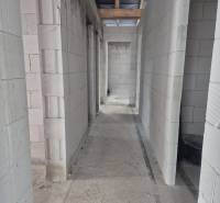 Novostavba 4i RD - Bungalov v obci Bidovce, KE-okolie - Betónové steny stavby v interiéri rodinného domu so stavebným materiálom.