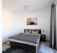 NUERA︱ SLNEČNICE- slnečný 2izbový byt s výhľadom na hrad - Svetlá spálňa v 2-izbovom byte s pohodlnou posteľou a kobercom.