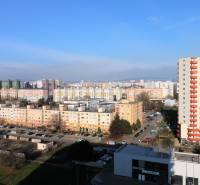 NUERA︱ SLNEČNICE- slnečný 2izbový byt s výhľadom na hrad - Výhľad na sídlisko v Bratislave - Petržalke z ulice Zuzany Chalupovej, 2-izbový byt.