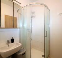 NUERA︱ SLNEČNICE- slnečný 2izbový byt s výhľadom na hrad - Kúpeľňa s umývadlom, sprchovým kútom a zrkadlovou skrinkou v 2-izbovom byte.