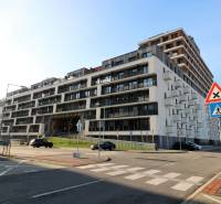 NUERA︱ SLNEČNICE- slnečný 2izbový byt s výhľadom na hrad - Budova na ulici Zuzany Chalupovej v Bratislave - Petržalke s parkovacími miestami.