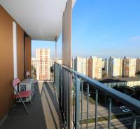 NUERA︱ SLNEČNICE- slnečný 2izbový byt s výhľadom na hrad - Balkón s výhľadom na sídlisko z 2-izbového bytu na Zuzany Chalupovej v Bratislave - Petržalke.