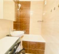 NA PRENÁJOM PEKNÝ 2-IZBOVÝ BYT, TERASA - Kúpeľňa v 2-izbovom byte s umývadlom, vaňou a práčkou.