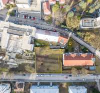 Exkluzívny investičný  pozemok Trenčianske Teplice, 1244m2 - Letecký pohľad na komerčné pozemky na Hurbanovej ulici v Trenčianskych Tepliciach.