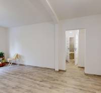 PREDAJ - 4-izb. byt na Sklenárovej ul., 67 m2, komplet. rekonštrukcia - Interiér 4-izbového bytu s podlahou s dreveným dekorom a svetlými stenami.