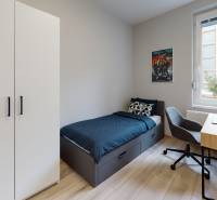 PREDAJ - 4-izb. byt na Sklenárovej ul., 67 m2, komplet. rekonštrukcia - Izba v 4-izbovom byte, s nábytkom a podlahou s dreveným dekorom.