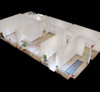 PREDAJ - 4-izb. byt na Sklenárovej ul., 67 m2, komplet. rekonštrukcia - 3D pôdorys 4-izbového bytu s podlahou s dreveným dekorom.