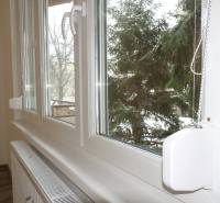 PREDAJ - 4-izb. byt na Sklenárovej ul., 67 m2, komplet. rekonštrukcia - Plastové okno v 4-izbovom byte s výhľadom na zasneženú borovicu.