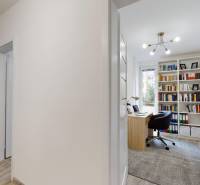 PREDAJ - 4-izb. byt na Sklenárovej ul., 67 m2, komplet. rekonštrukcia - Vstupná chodba a pracovňa s policami, písacím stolom a kancelárskou stoličkou v 4-izbovom byte.