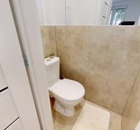 PREDAJ - 4-izb. byt na Sklenárovej ul., 67 m2, komplet. rekonštrukcia - Toaleta v 4-izbovom byte s kameninovým obkladom a svetlými dverami.