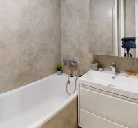 PREDAJ - 4-izb. byt na Sklenárovej ul., 67 m2, komplet. rekonštrukcia - Kúpeľňa so svetlými obkladmi v 4-izbovom byte, s vaňou a umývadlom.