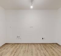 PREDAJ - 4-izb. byt na Sklenárovej ul., 67 m2, komplet. rekonštrukcia - 4-izbový byt s podlahou s dreveným dekorom, prázdne biele steny, príprava na kuchyňu.