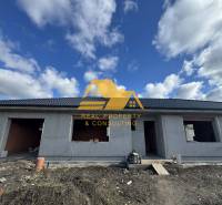 Predám novostavbu rodinného domu s garážou v Nových Zámkoch - Rodinný dom na stavbe na ulici v Nových Zámkoch. Bez hotových okien a dverí.