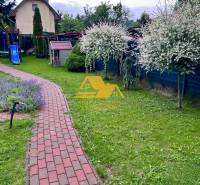 Predám peknú chatu na celoročné bývanie v Nových zámkoch - Záhrada pri chate v Nových Zámkoch s detským ihriskom na ulici Nové Zámky.