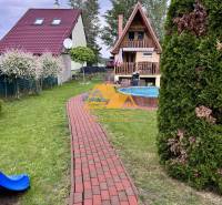 Predám peknú chatu na celoročné bývanie v Nových zámkoch - Záhrada s cestičkou k chate v Nových Zámkoch na ulici Nové Zámky.