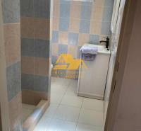 Predám peknú chatu na celoročné bývanie v Nových zámkoch - Kúpeľňa v chate s farebnými obkladačkami a sprchovacím kútom so zástenou.