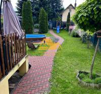 Predám peknú chatu na celoročné bývanie v Nových zámkoch - Záhrada s bazénom a altánkom pri chate v Nových Zámkoch na ulici Nové Zámky.